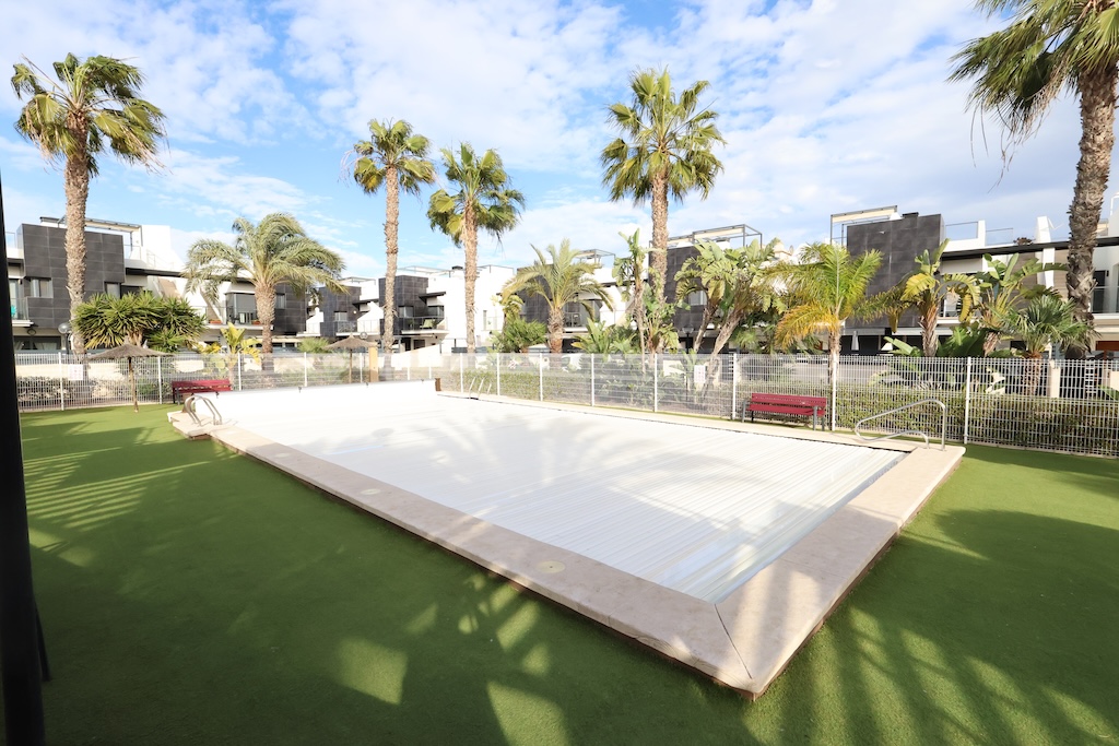 ADOSADO ORIENTACIÓN SUR CON SÓTANO-GARAJE, SOLÁRIUM Y VISTAS A PISCINAS EN PLAYA FLAMENCA – RESIDENCIAL EL MANANTIAL