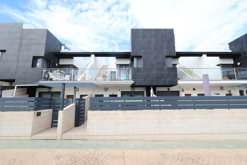 ADOSADO ORIENTACIÓN SUR CON SÓTANO-GARAJE, SOLÁRIUM Y VISTAS A PISCINAS EN PLAYA FLAMENCA – RESIDENCIAL EL MANANTIAL