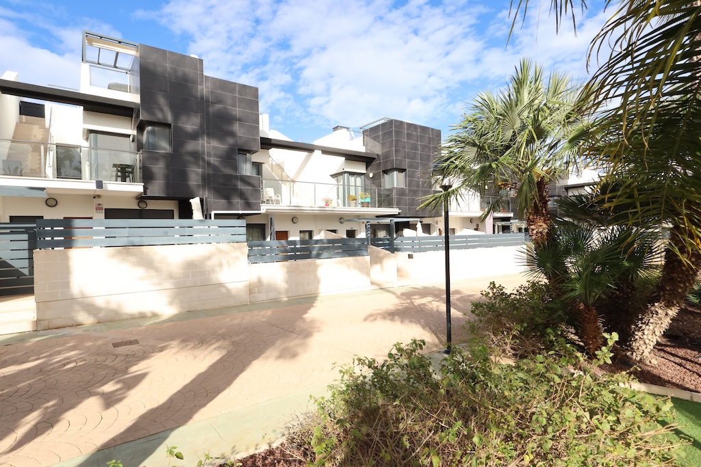 ADOSADO ORIENTACIÓN SUR CON SÓTANO-GARAJE, SOLÁRIUM Y VISTAS A PISCINAS EN PLAYA FLAMENCA – RESIDENCIAL EL MANANTIAL