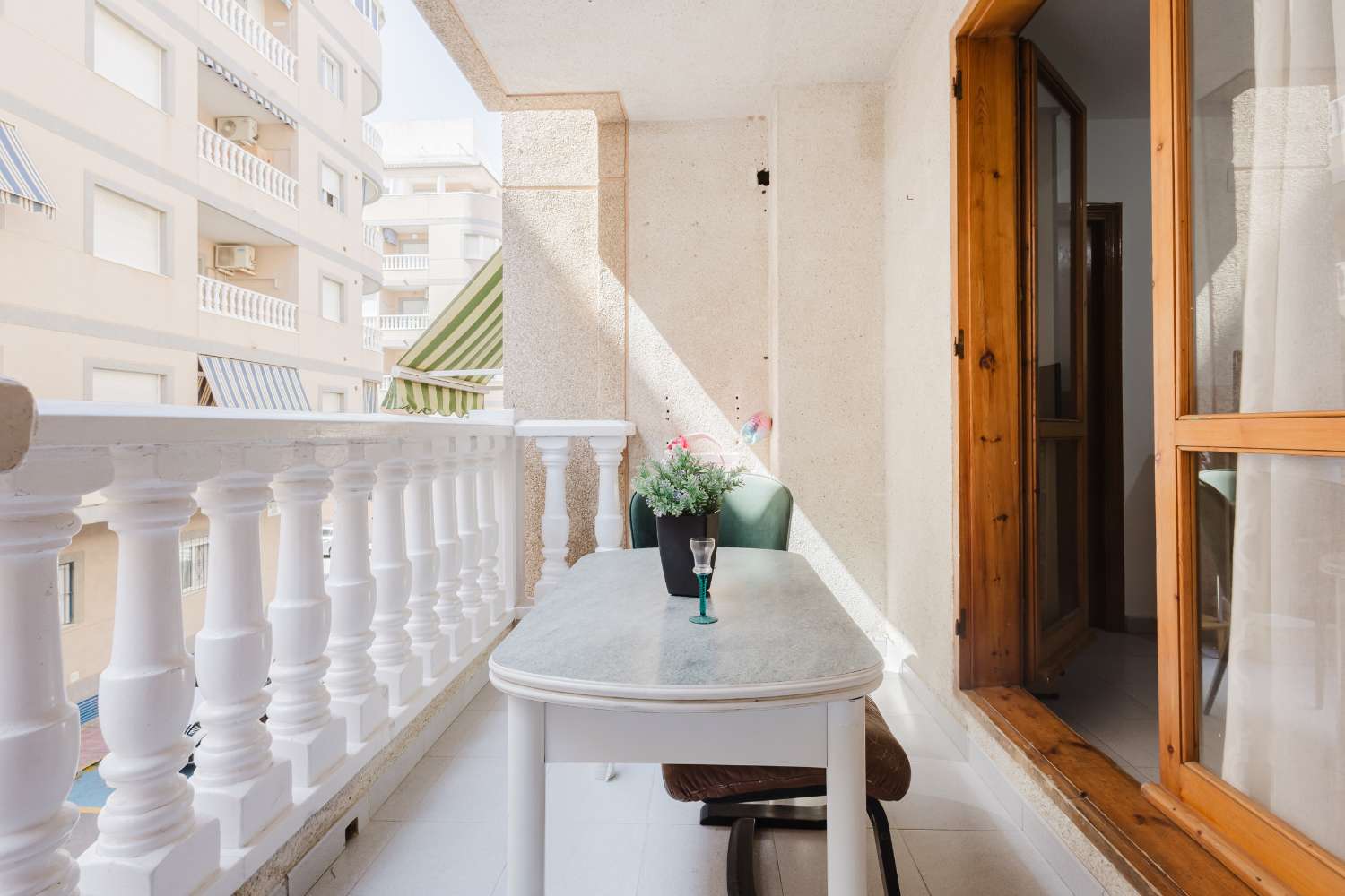 APARTAMENTO A 220 M DE LA PLAYA EN TORREVIEJA – LUZ, UBICACIÓN Y CALIDAD DE VIDA JUNTO AL MAR