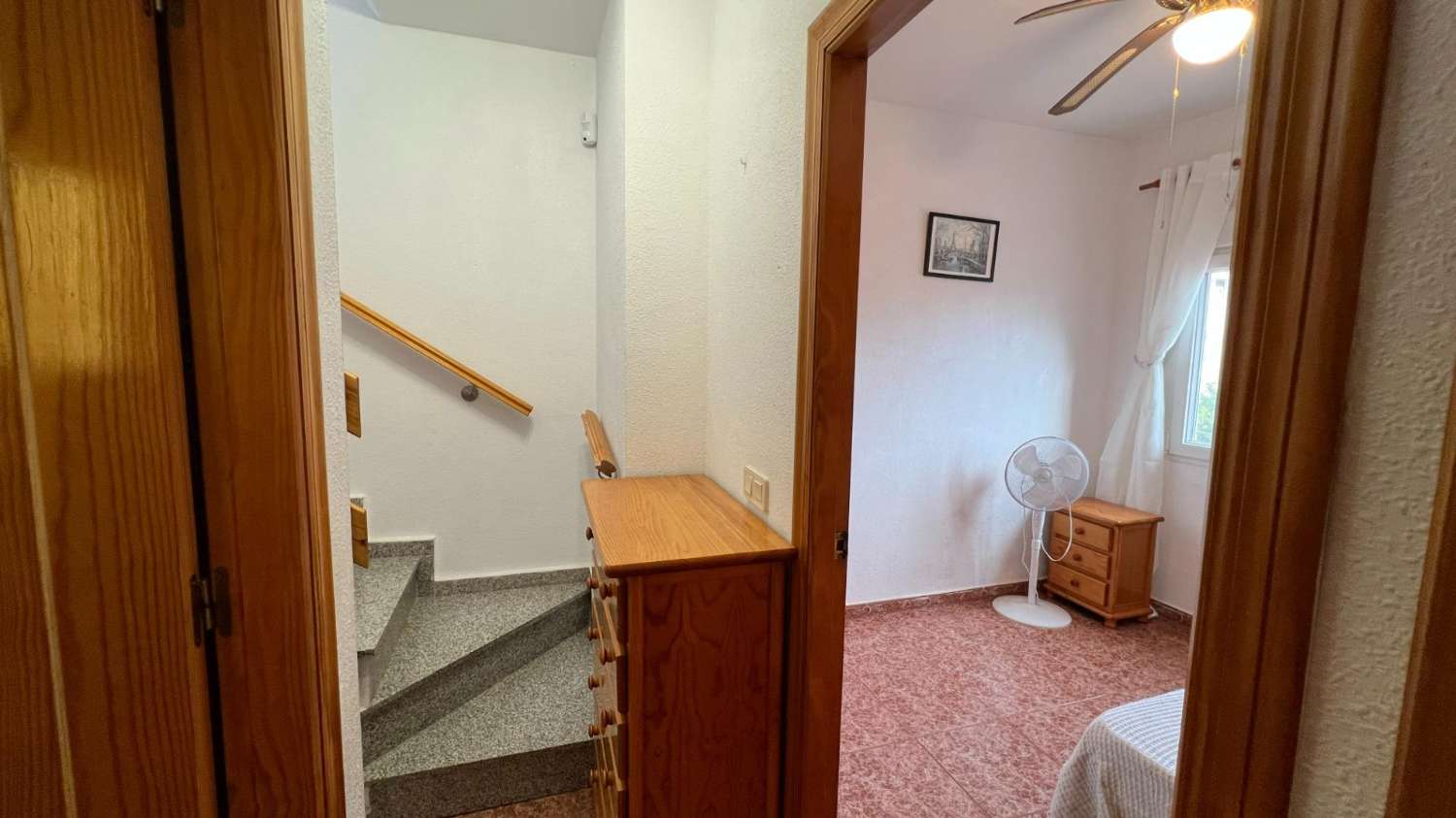 ADOSADO SEMIREFORMADO CON SOLÁRIUM Y VISTAS AL LAGO EN TORREVIEJA