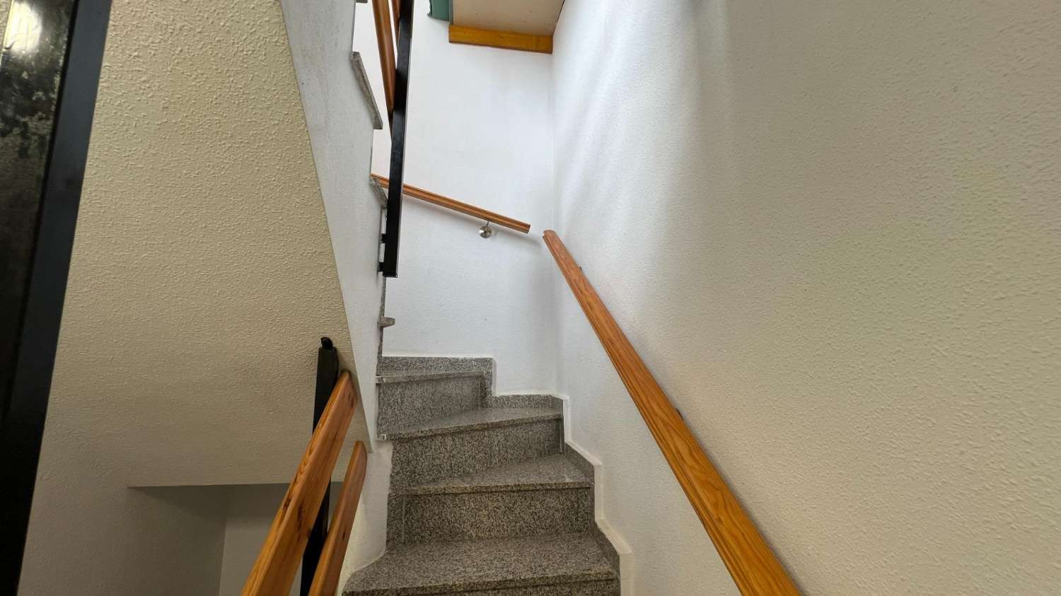 ADOSADO SEMIREFORMADO CON SOLÁRIUM Y VISTAS AL LAGO EN TORREVIEJA