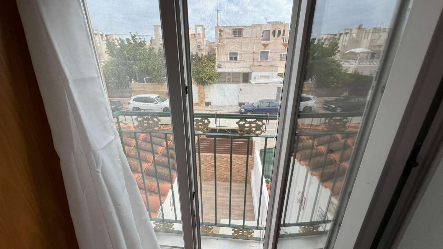 ADOSADO SEMIREFORMADO CON SOLÁRIUM Y VISTAS AL LAGO EN TORREVIEJA