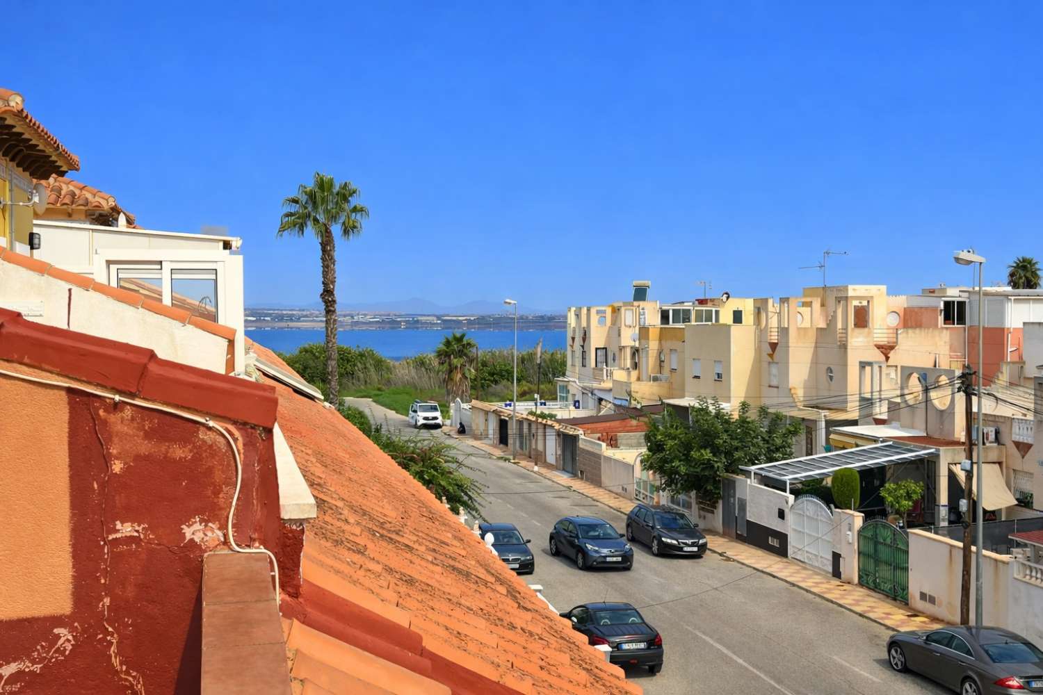 ADOSADO SEMIREFORMADO CON SOLÁRIUM Y VISTAS AL LAGO EN TORREVIEJA