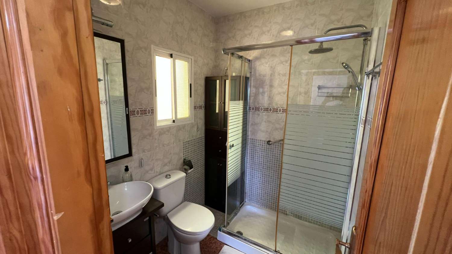 ADOSADO SEMIREFORMADO CON SOLÁRIUM Y VISTAS AL LAGO EN TORREVIEJA