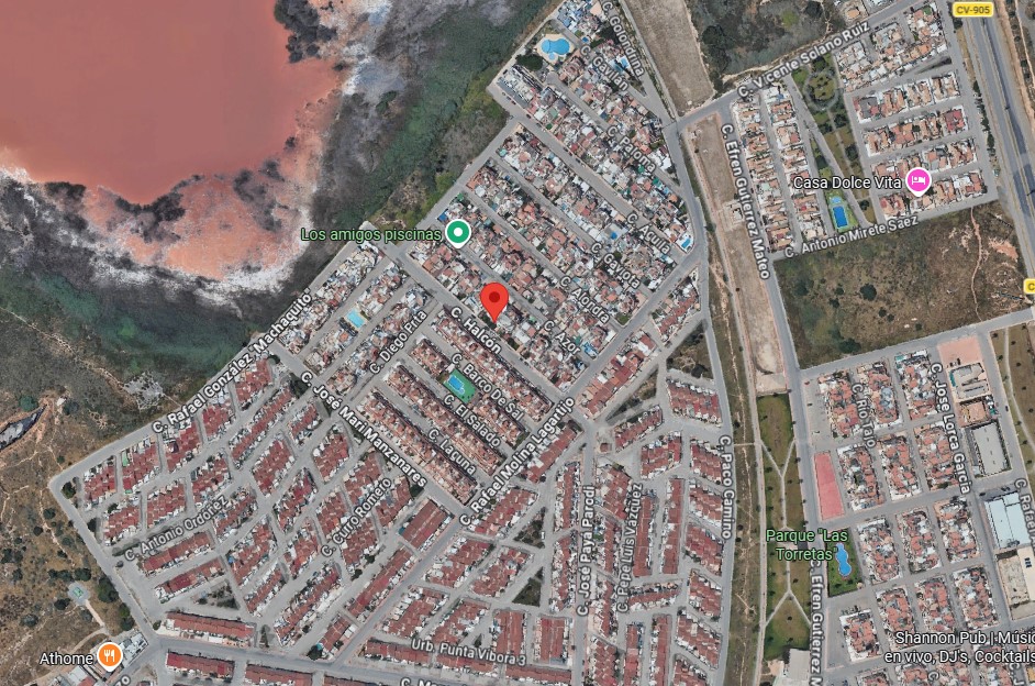 ADOSADO SEMIREFORMADO CON SOLÁRIUM Y VISTAS AL LAGO EN TORREVIEJA