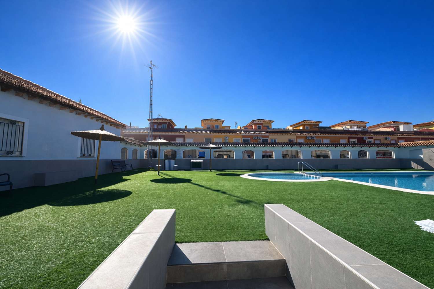 ADOSADO SEMIREFORMADO CON SOLÁRIUM Y VISTAS AL LAGO EN TORREVIEJA