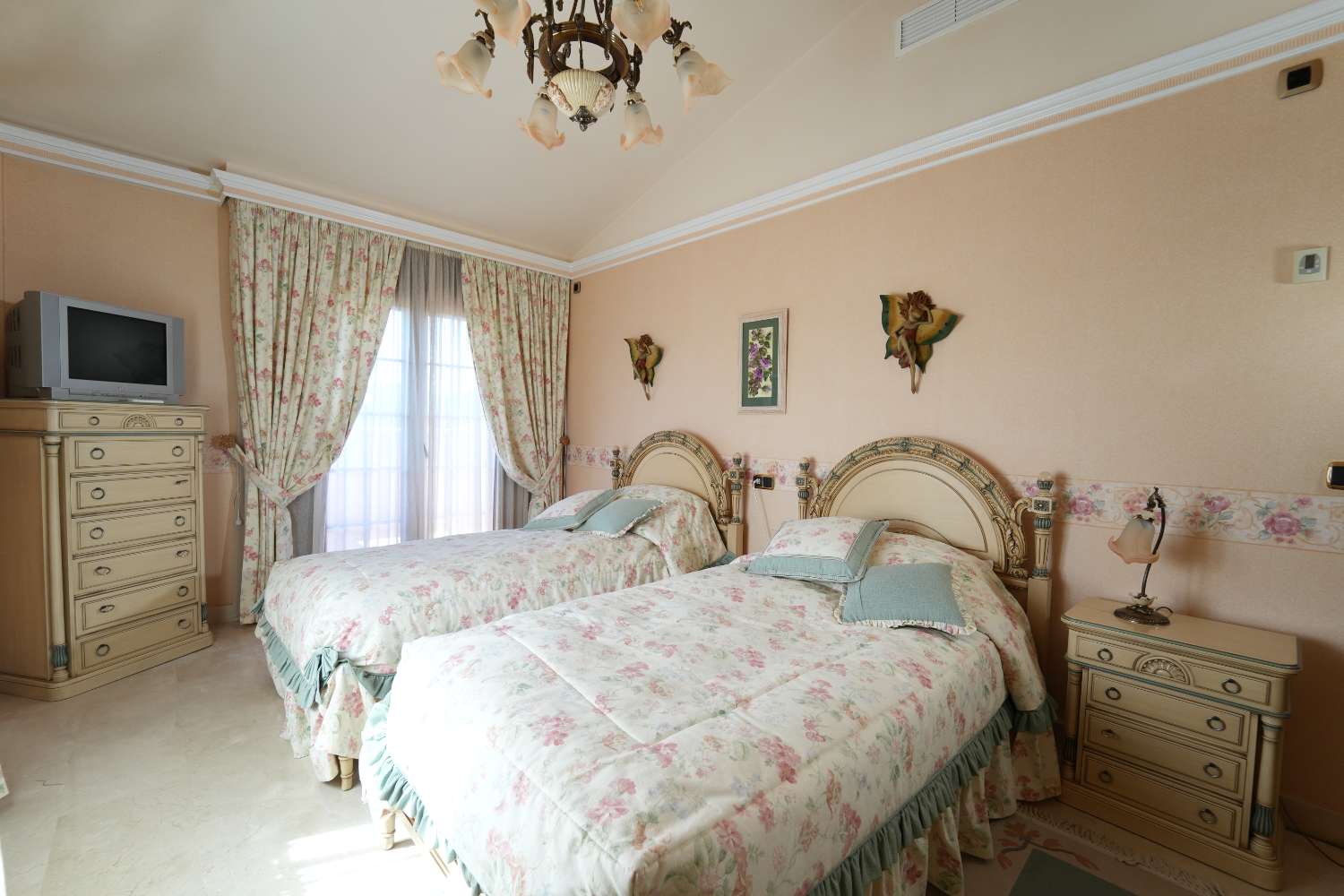 ESPECTACULAR VILLA DE LUJO CON VISTAS AL MAR EN CAMPOAMOR – 734 M² EN PARCELA DE 850 M²