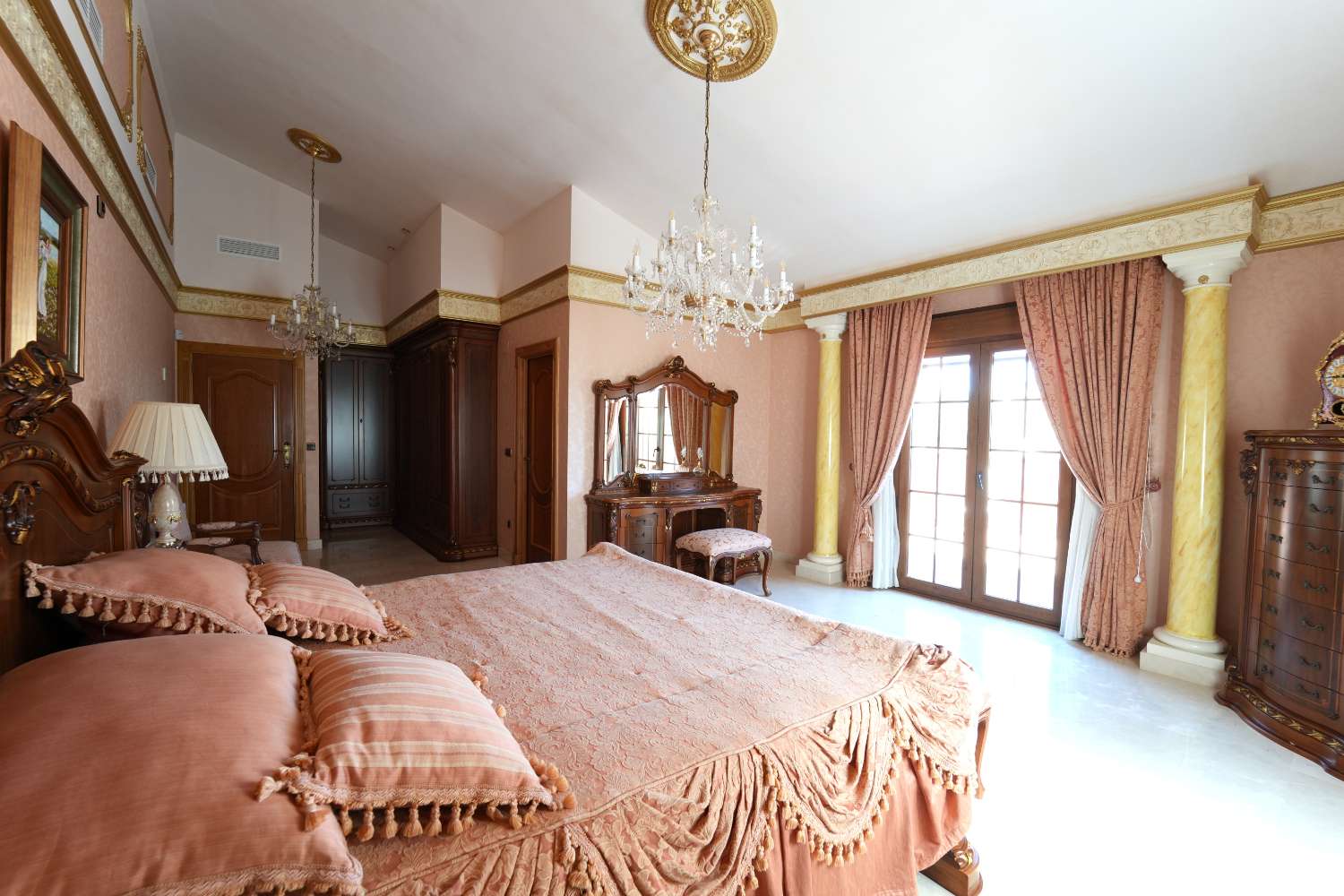 ESPECTACULAR VILLA DE LUJO CON VISTAS AL MAR EN CAMPOAMOR – 734 M² EN PARCELA DE 850 M²