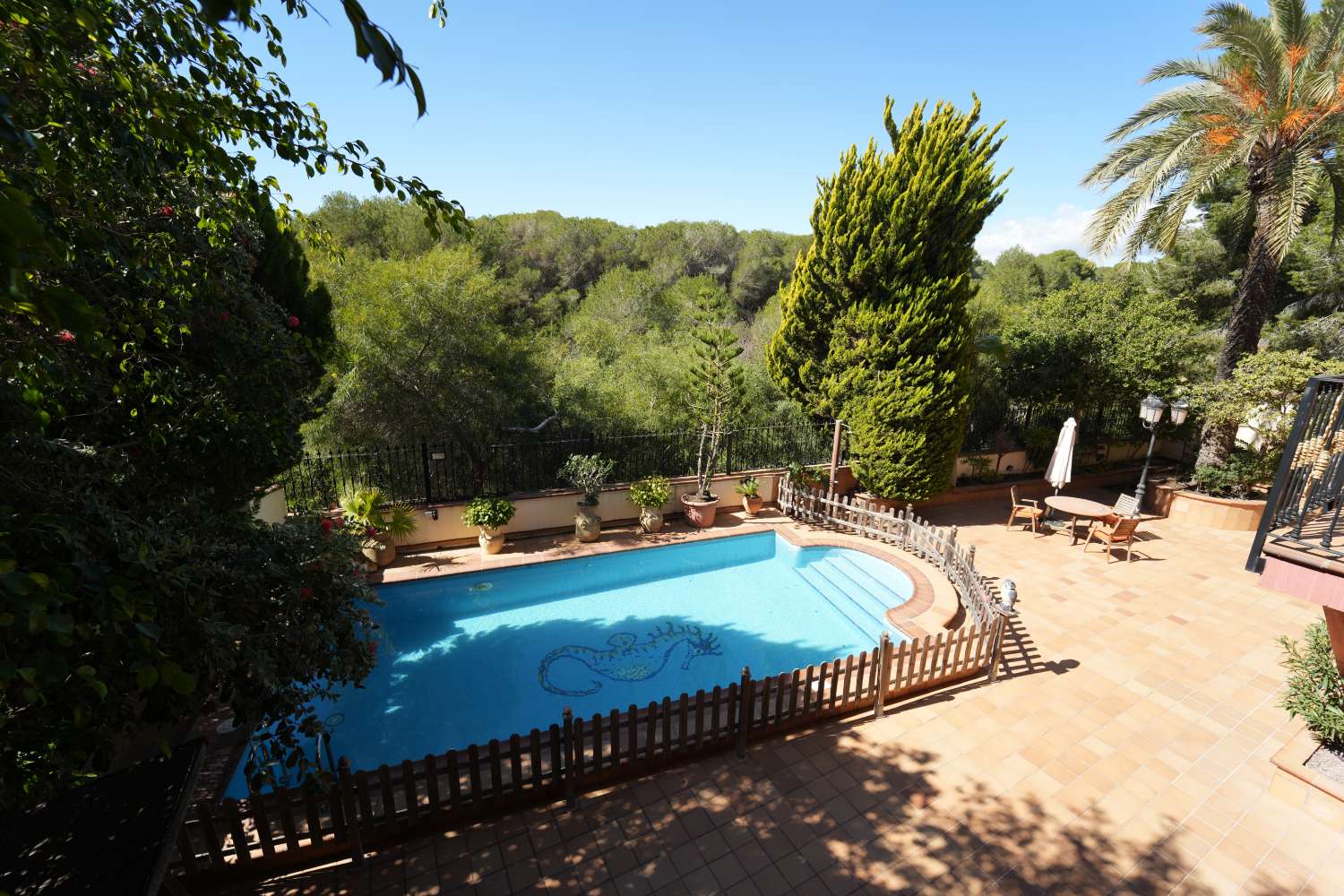 ESPECTACULAR VILLA DE LUJO CON VISTAS AL MAR EN CAMPOAMOR – 734 M² EN PARCELA DE 850 M²