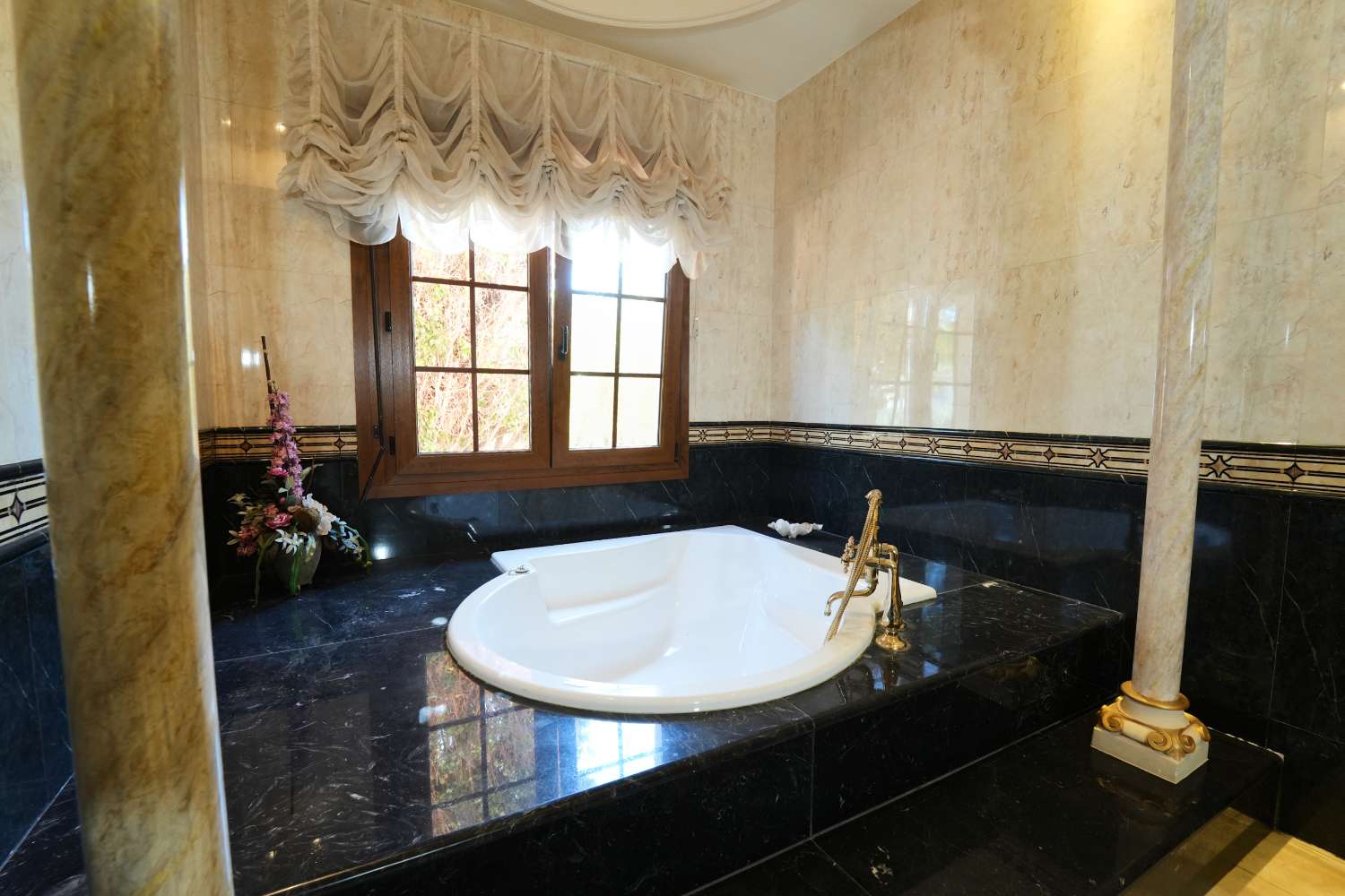 ESPECTACULAR VILLA DE LUJO CON VISTAS AL MAR EN CAMPOAMOR – 734 M² EN PARCELA DE 850 M²