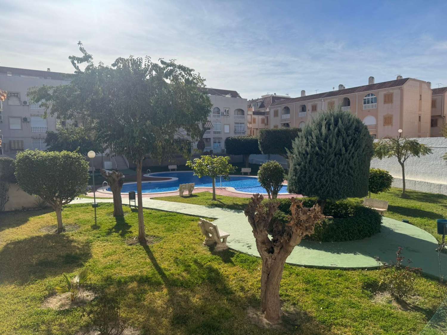 APARTAMENTO SOLEADO A 250 METROS DEL MAR EN TORREVIEJA – COMODIDAD Y VIDA MEDITERRÁNEA