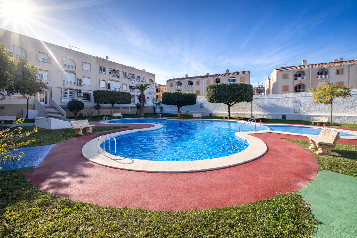 APARTAMENTO SOLEADO A 250 METROS DEL MAR EN TORREVIEJA – COMODIDAD Y VIDA MEDITERRÁNEA