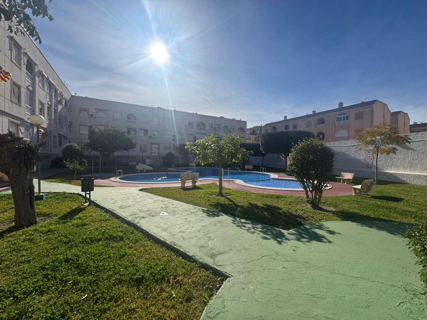 APARTAMENTO SOLEADO A 250 METROS DEL MAR EN TORREVIEJA – COMODIDAD Y VIDA MEDITERRÁNEA