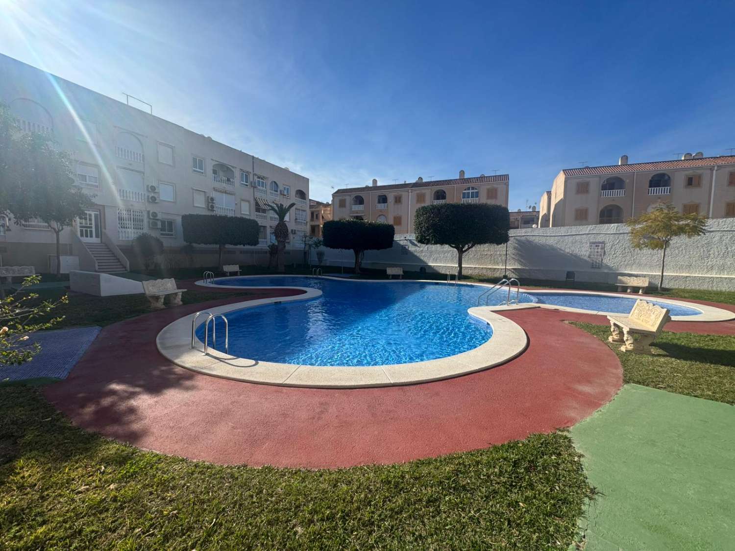 APARTAMENTO SOLEADO A 250 METROS DEL MAR EN TORREVIEJA – COMODIDAD Y VIDA MEDITERRÁNEA