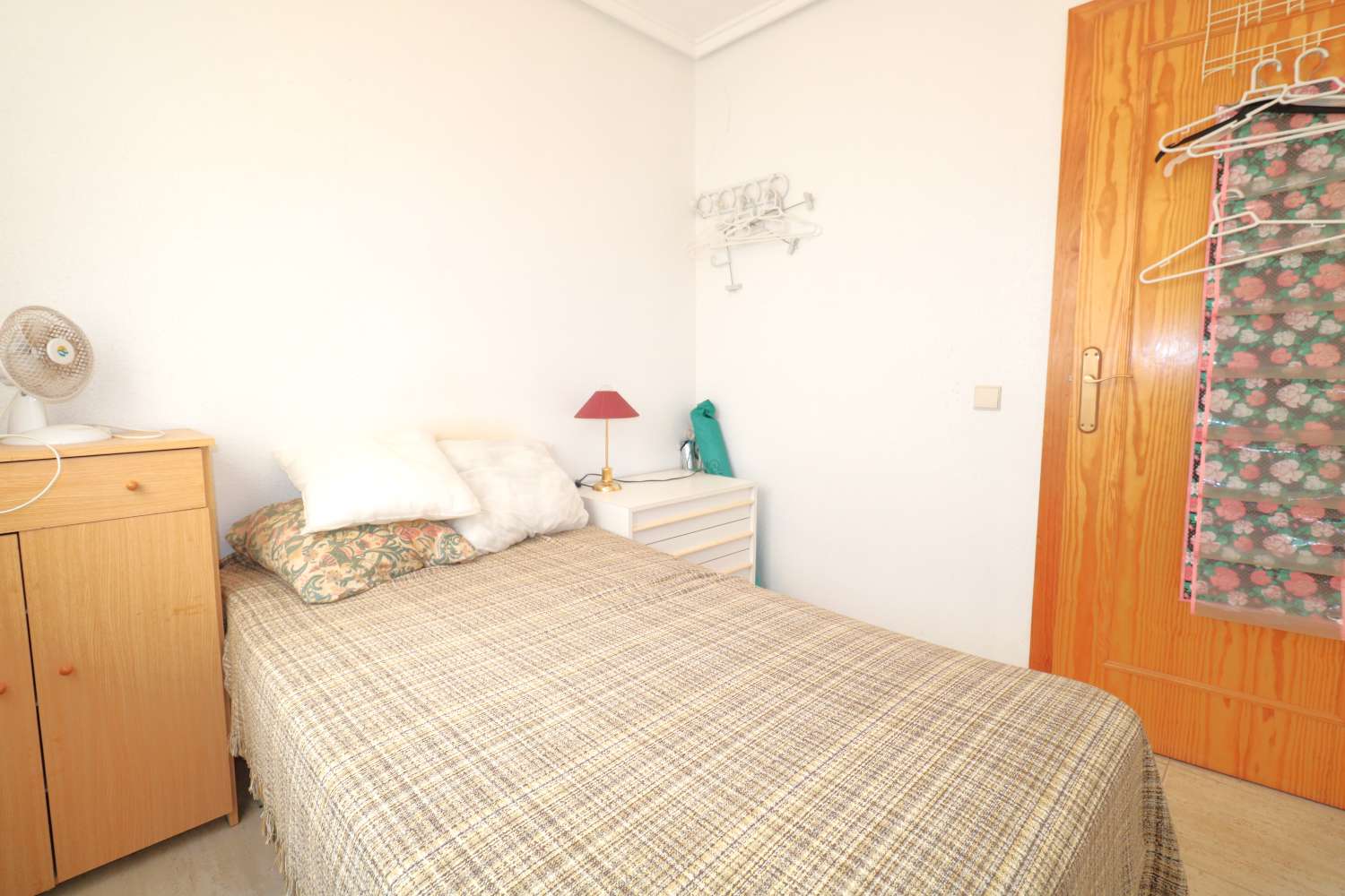 APARTAMENTO LUMINOSO A 500 METROS DEL MAR EN TORREVIEJA CON PISCINA
