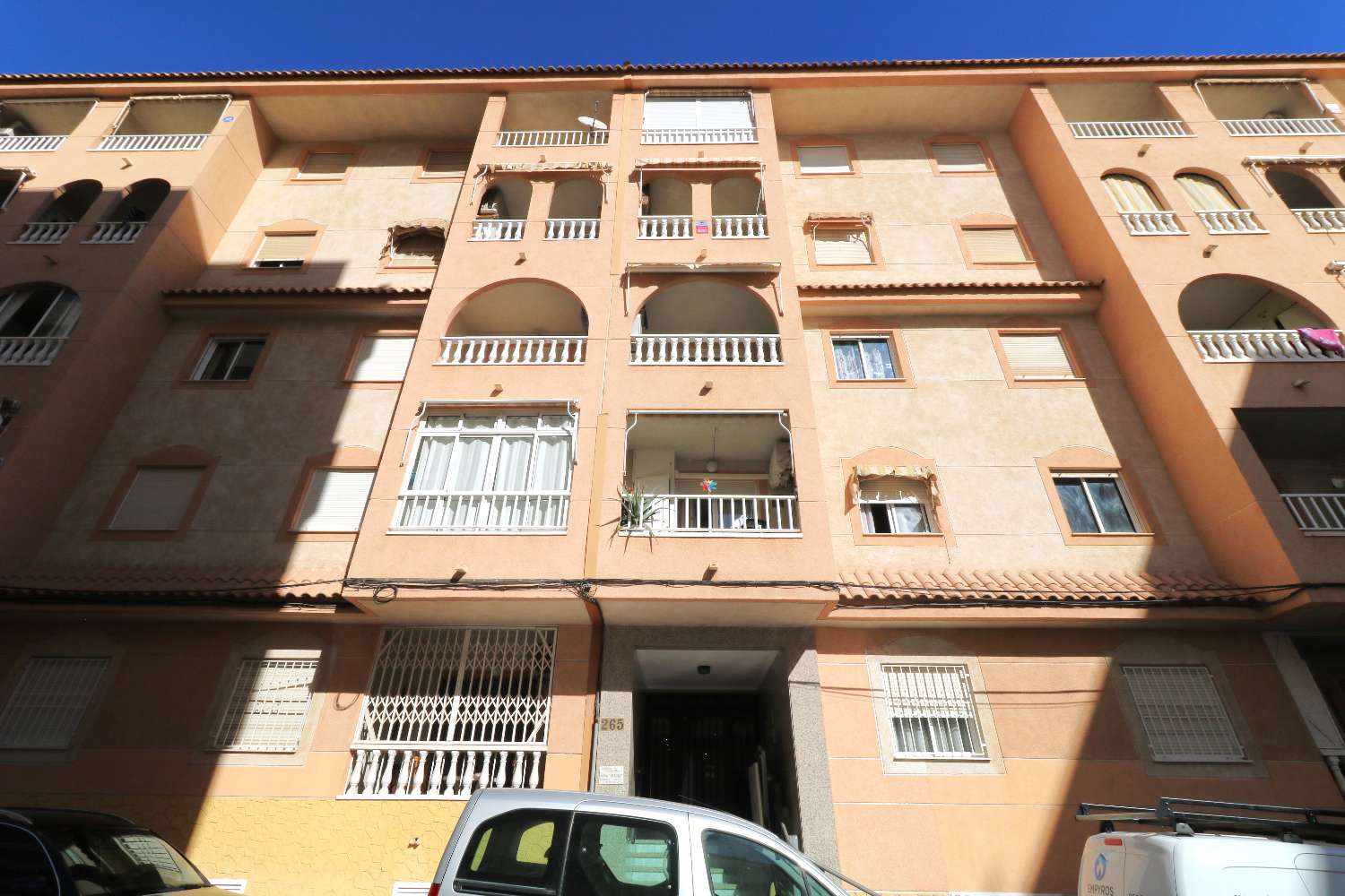 APARTAMENTO LUMINOSO A 500 METROS DEL MAR EN TORREVIEJA CON PISCINA