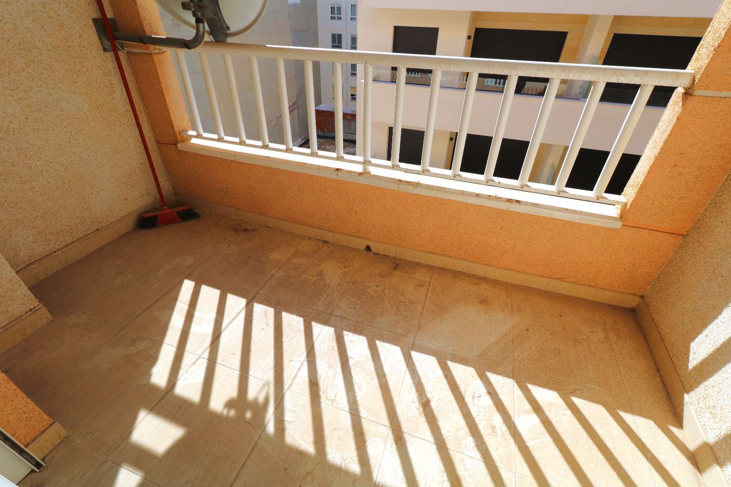 APARTAMENTO LUMINOSO A 500 METROS DEL MAR EN TORREVIEJA CON PISCINA