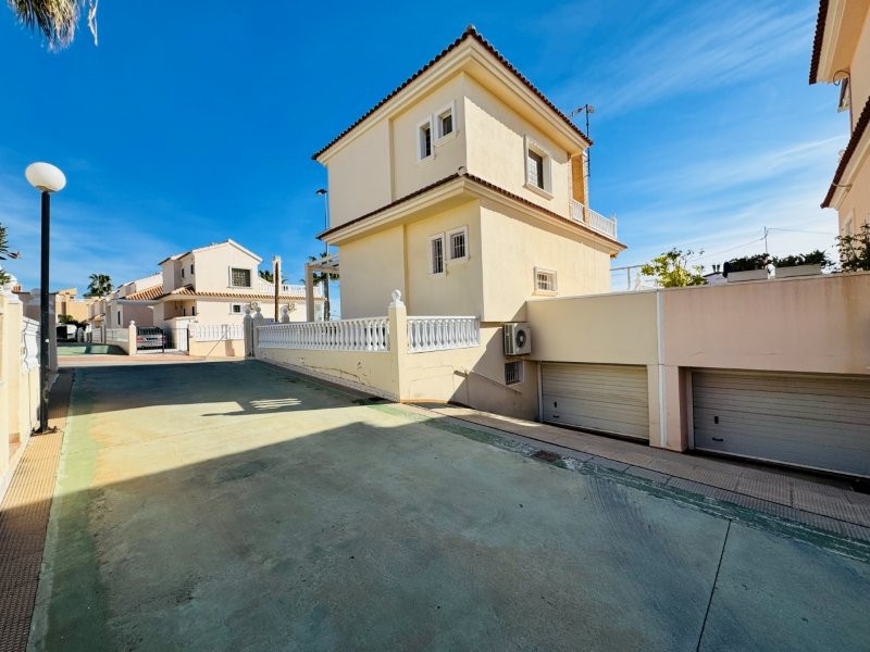 ESPECTACULAR VILLA CON VISTAS AL MAR A 180 METROS DE LA PLAYA EN TORRE LA MATA