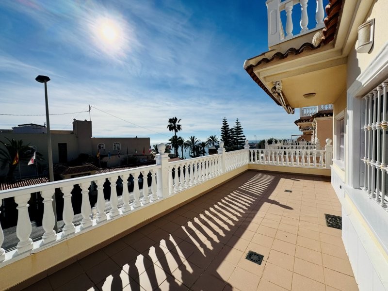ESPECTACULAR VILLA CON VISTAS AL MAR A 180 METROS DE LA PLAYA EN TORRE LA MATA