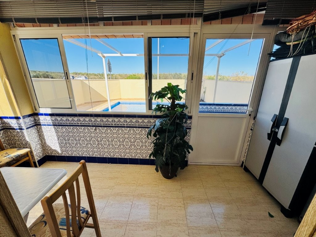 BAJO CON GRAN PARCELA, PISCINA PRIVADA Y A 600 METROS DE LA PLAYA EN LA MATA