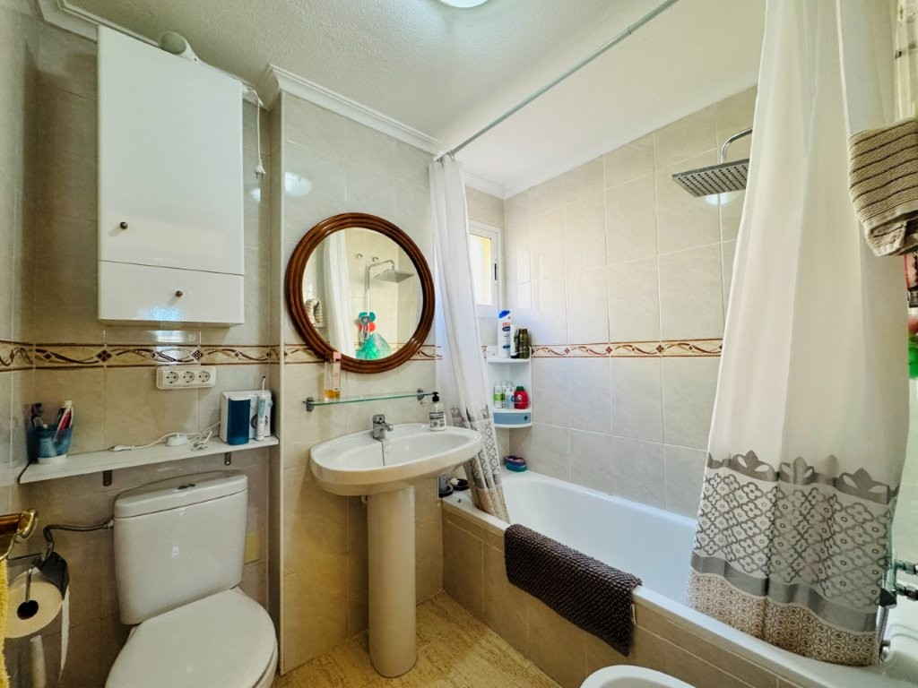 BAJO CON GRAN PARCELA, PISCINA PRIVADA Y A 600 METROS DE LA PLAYA EN LA MATA