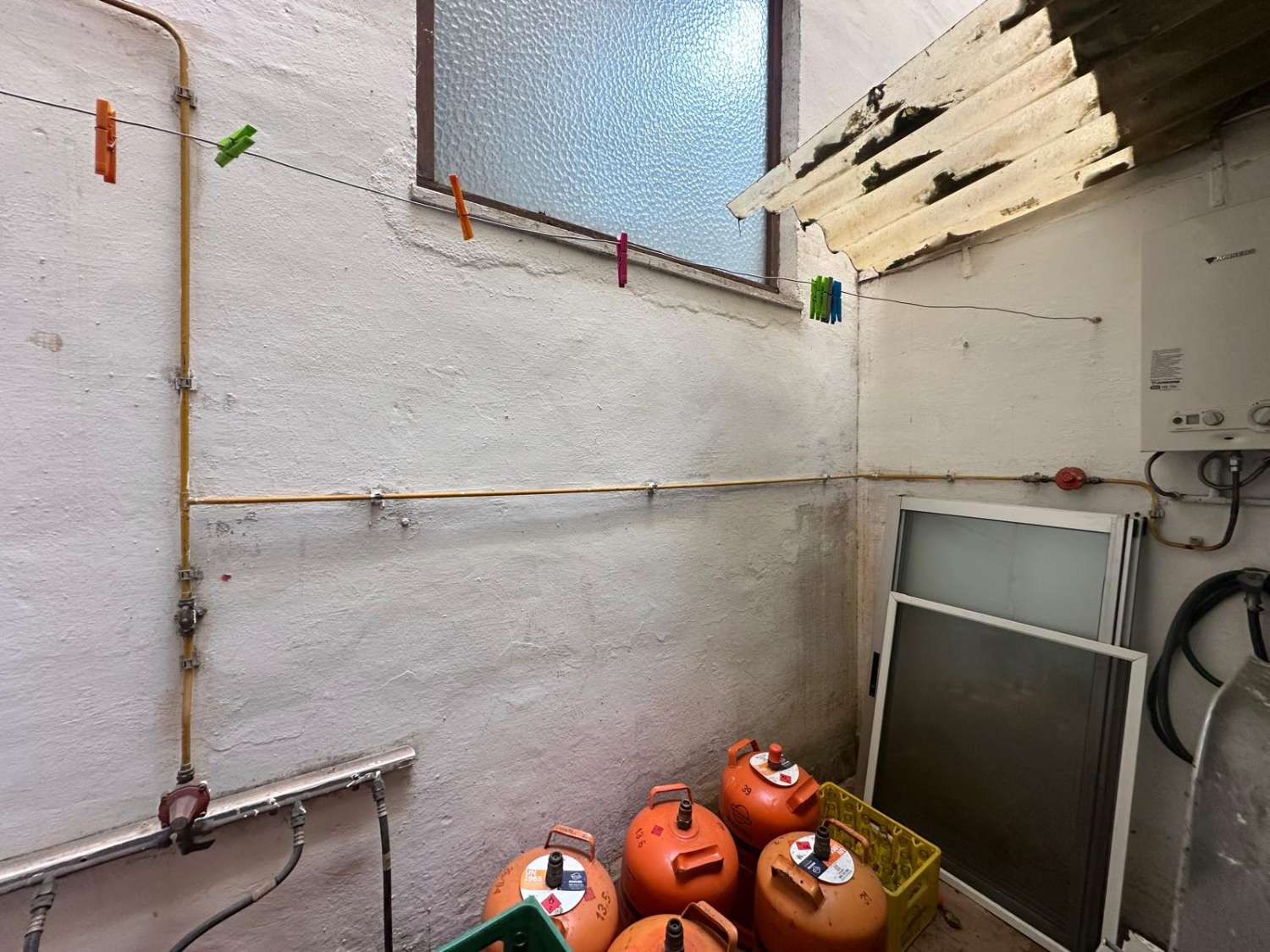 LOCAL COMERCIAL A 50 METROS DEL MAR EN TORREVIEJA – TOTALMENTE EQUIPADO