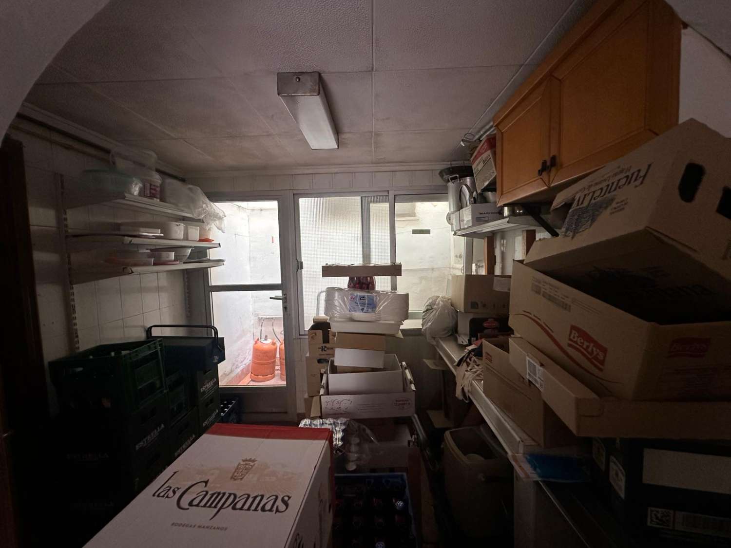 LOCAL COMERCIAL A 50 METROS DEL MAR EN TORREVIEJA – TOTALMENTE EQUIPADO