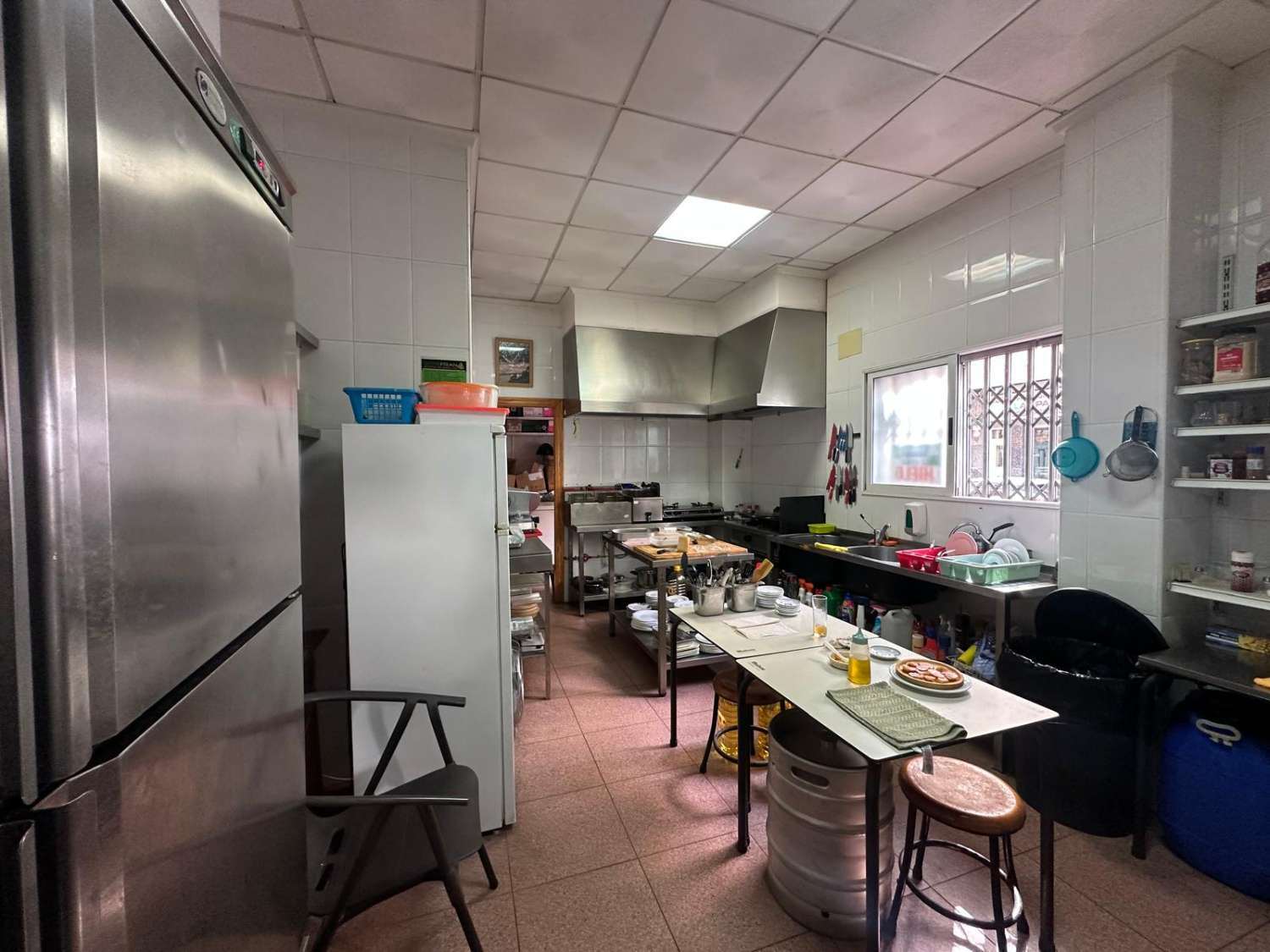 LOCAL COMERCIAL A 50 METROS DEL MAR EN TORREVIEJA – TOTALMENTE EQUIPADO