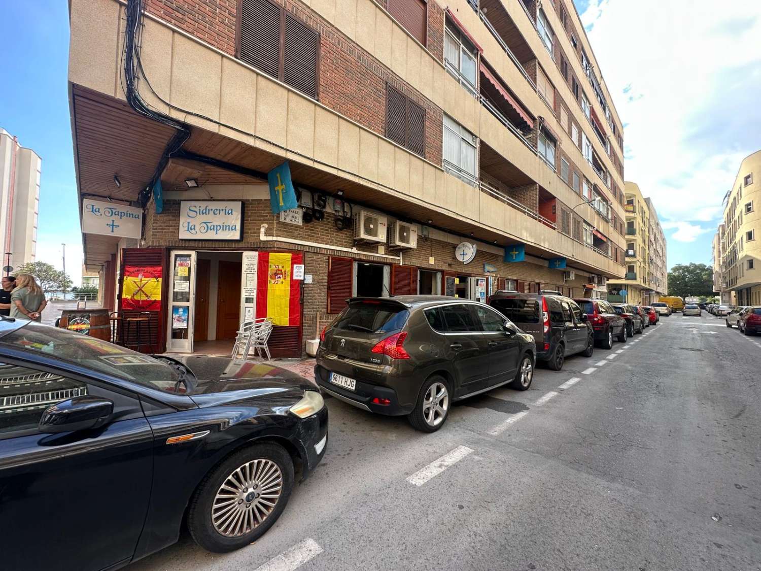 LOCAL COMERCIAL A 50 METROS DEL MAR EN TORREVIEJA – TOTALMENTE EQUIPADO