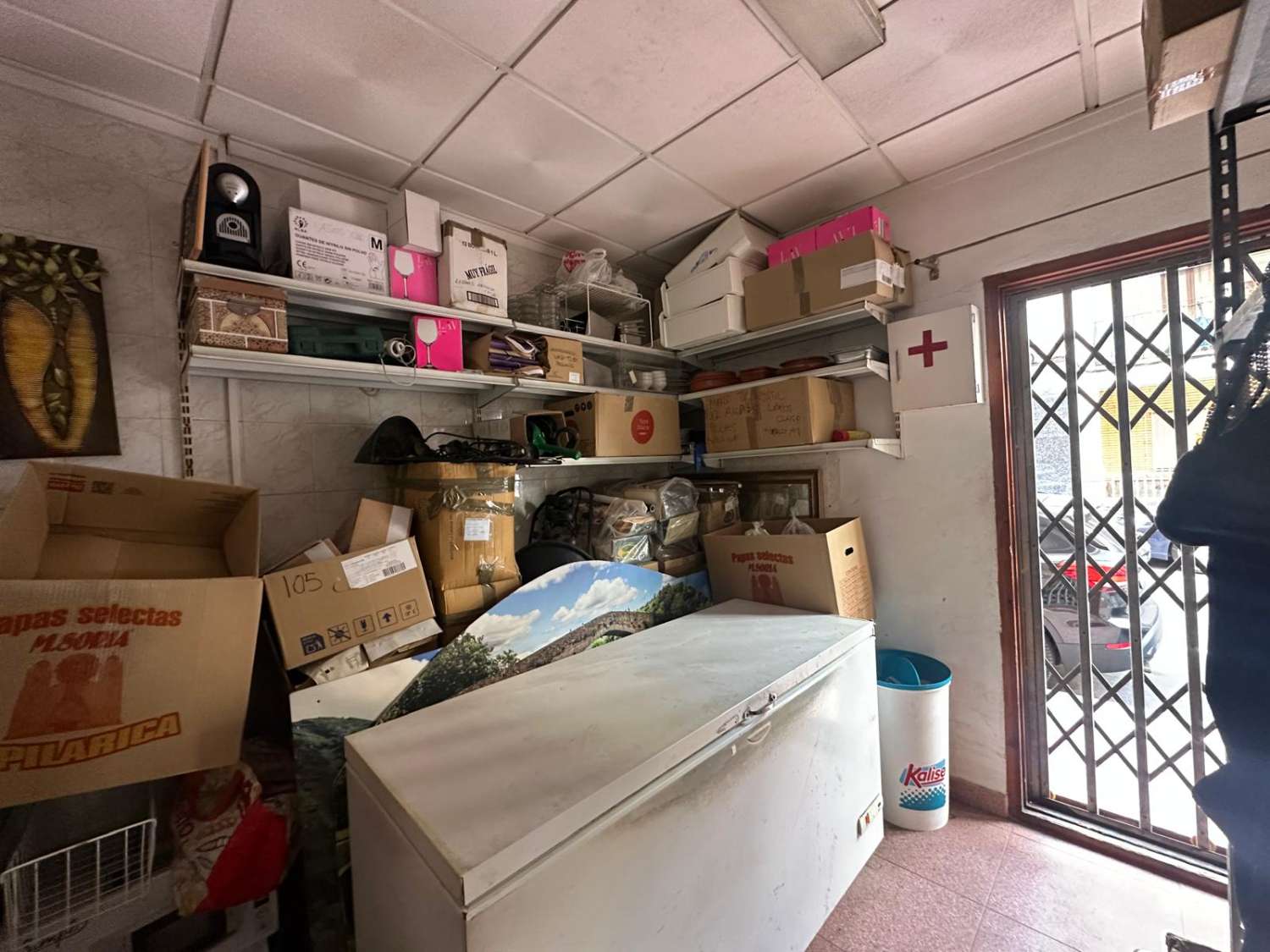 LOCAL COMERCIAL A 50 METROS DEL MAR EN TORREVIEJA – TOTALMENTE EQUIPADO