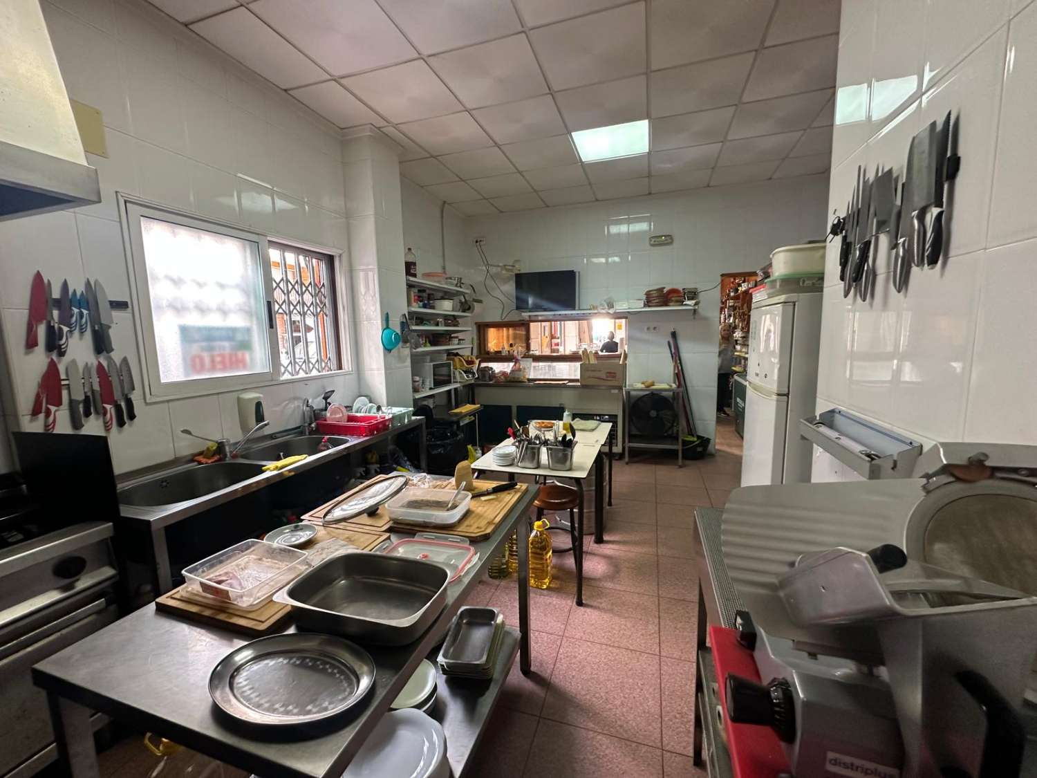 LOCAL COMERCIAL A 50 METROS DEL MAR EN TORREVIEJA – TOTALMENTE EQUIPADO