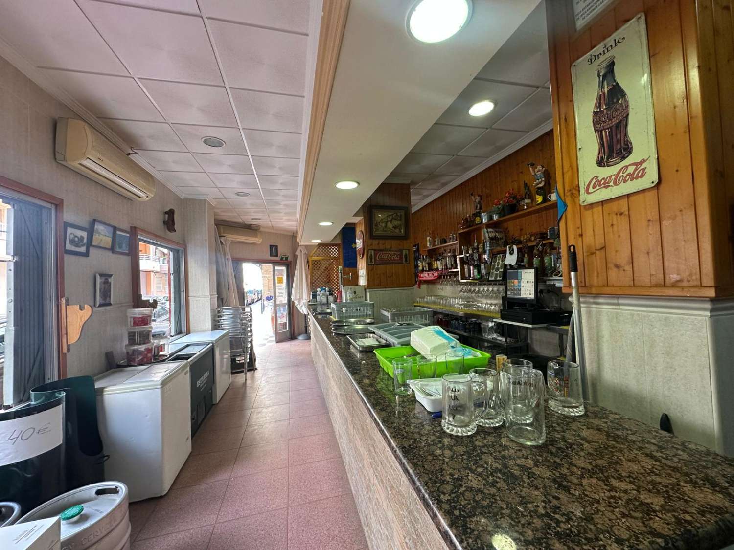 LOCAL COMERCIAL A 50 METROS DEL MAR EN TORREVIEJA – TOTALMENTE EQUIPADO