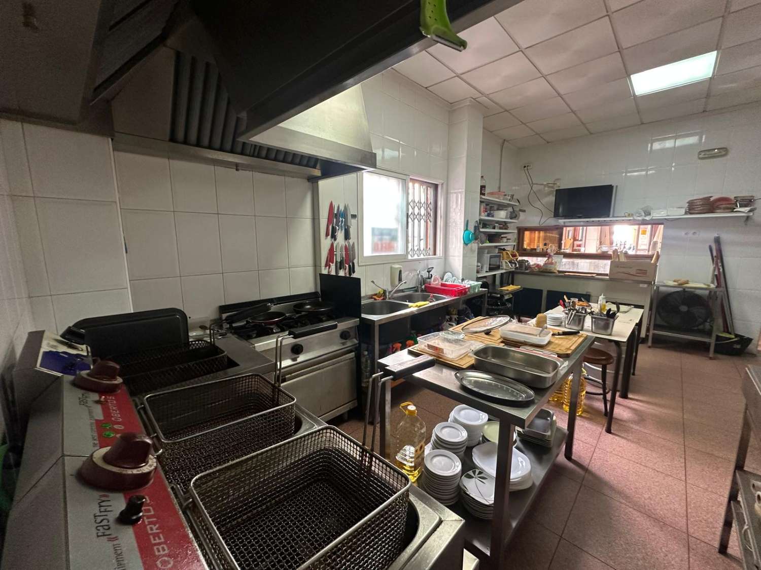 LOCAL COMERCIAL A 50 METROS DEL MAR EN TORREVIEJA – TOTALMENTE EQUIPADO