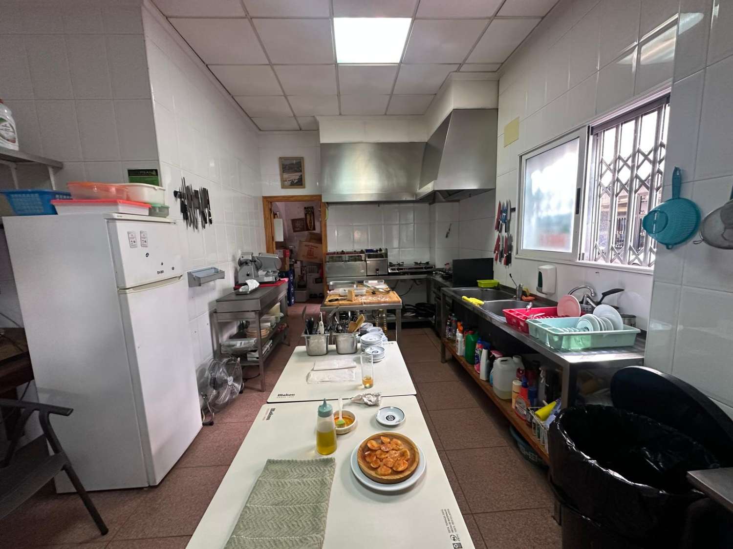 LOCAL COMERCIAL A 50 METROS DEL MAR EN TORREVIEJA – TOTALMENTE EQUIPADO