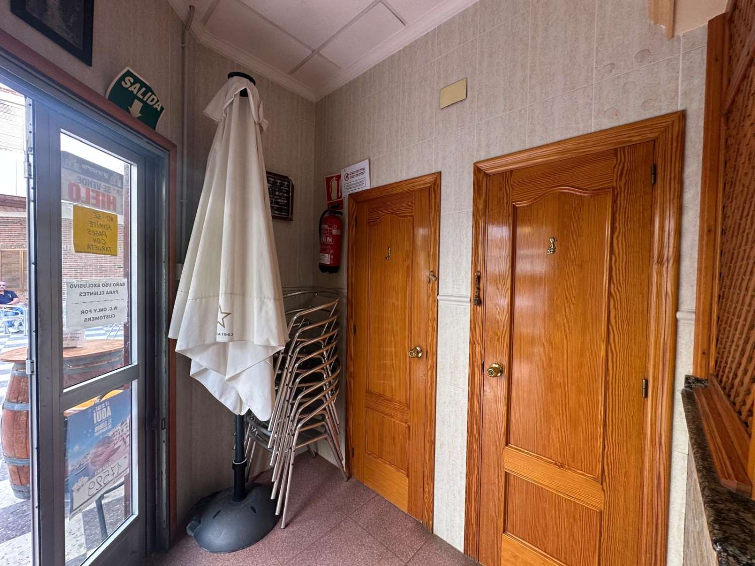 LOCAL COMERCIAL A 50 METROS DEL MAR EN TORREVIEJA – TOTALMENTE EQUIPADO