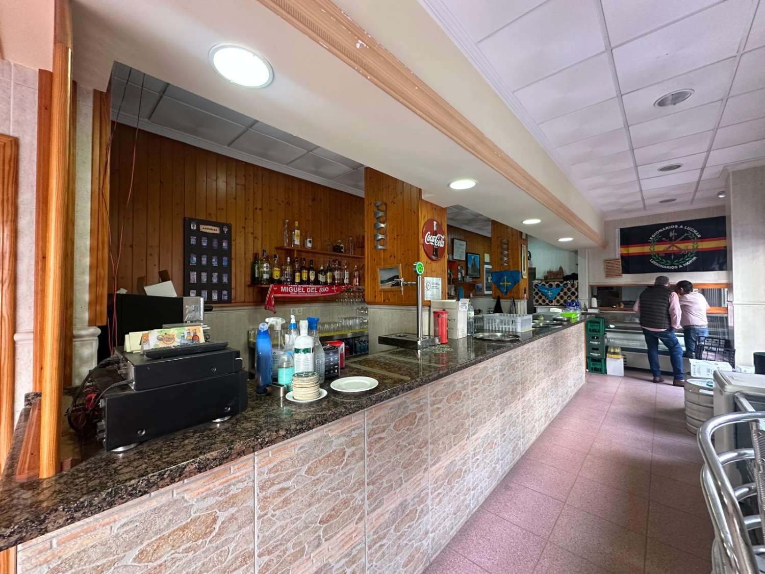 LOCAL COMERCIAL A 50 METROS DEL MAR EN TORREVIEJA – TOTALMENTE EQUIPADO