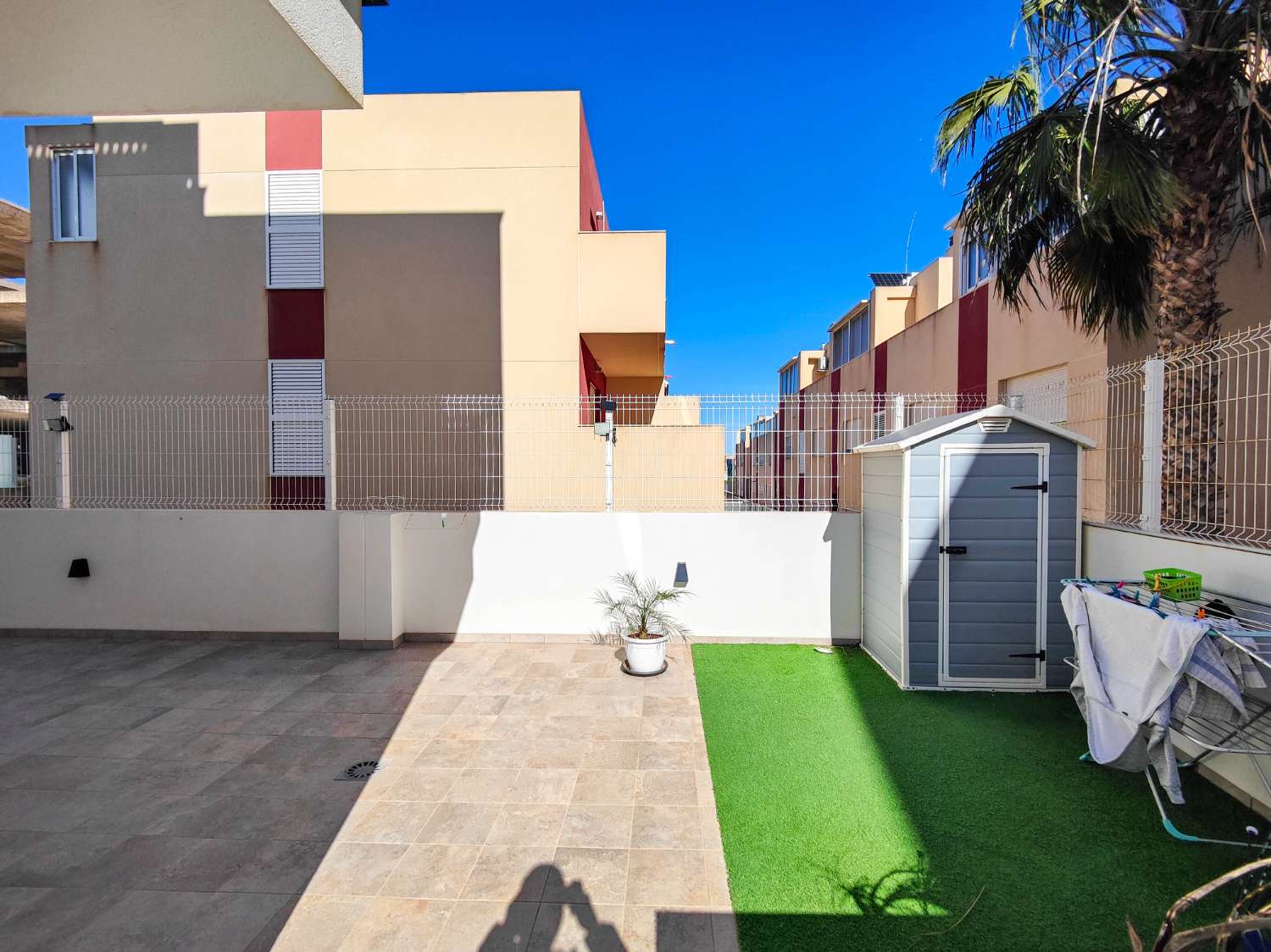 APARTAMENTO MODERNO EN PLANTA BAJA CON GRAN JARDÍN PRIVADO Y GARAJE CERRADO EN