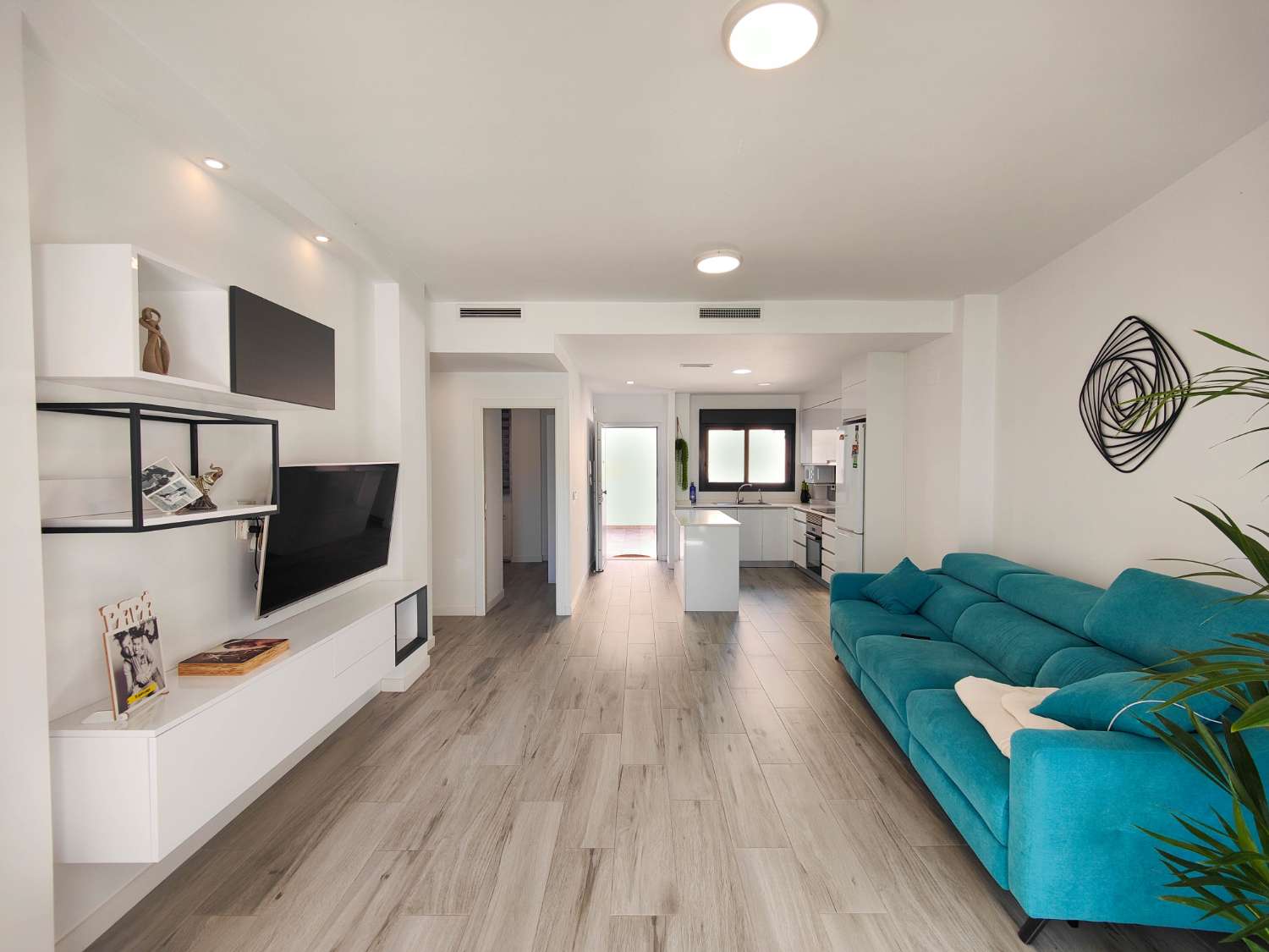 APARTAMENTO MODERNO EN PLANTA BAJA CON GRAN JARDÍN PRIVADO Y GARAJE CERRADO EN