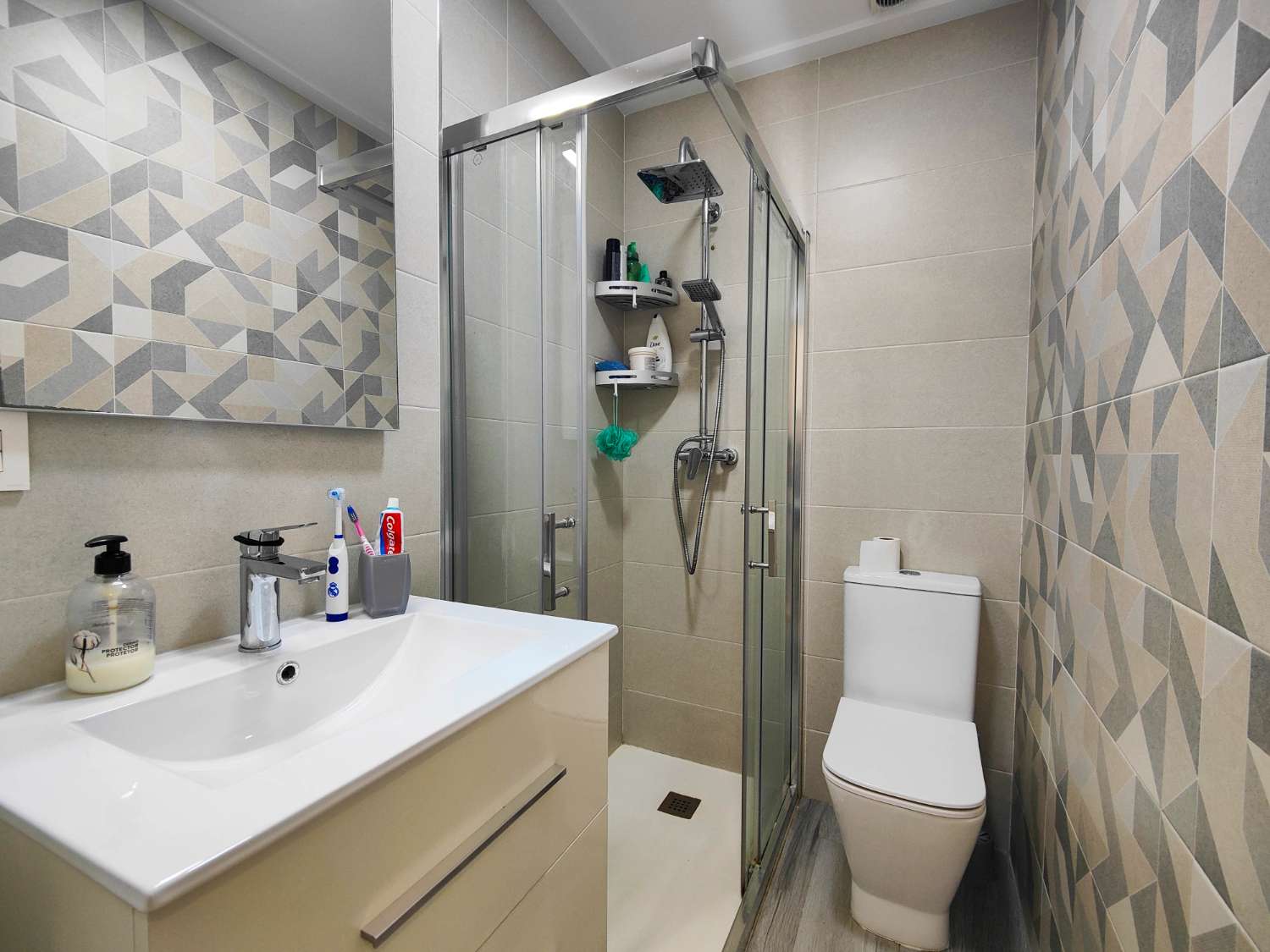 APARTAMENTO MODERNO EN PLANTA BAJA CON GRAN JARDÍN PRIVADO Y GARAJE CERRADO EN