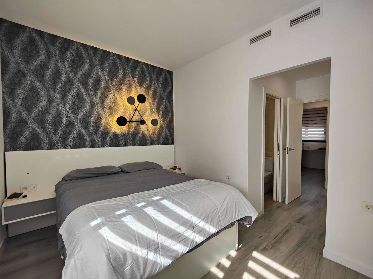 APARTAMENTO MODERNO EN PLANTA BAJA CON GRAN JARDÍN PRIVADO Y GARAJE CERRADO EN