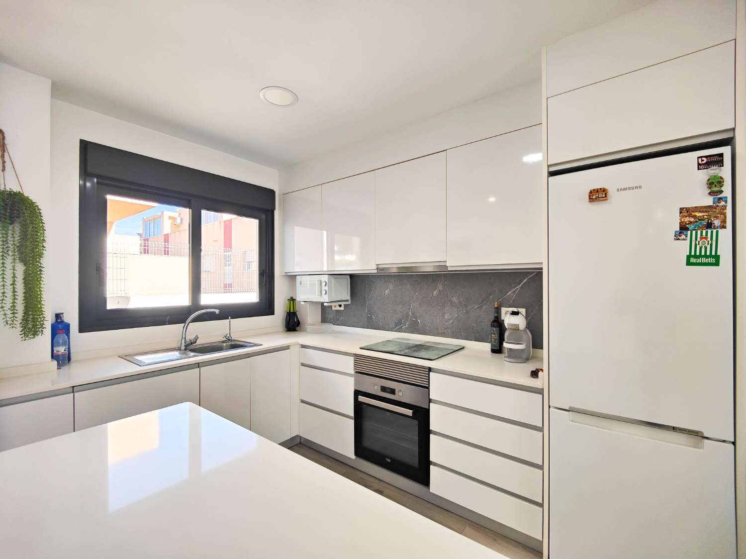 APARTAMENTO MODERNO EN PLANTA BAJA CON GRAN JARDÍN PRIVADO Y GARAJE CERRADO EN