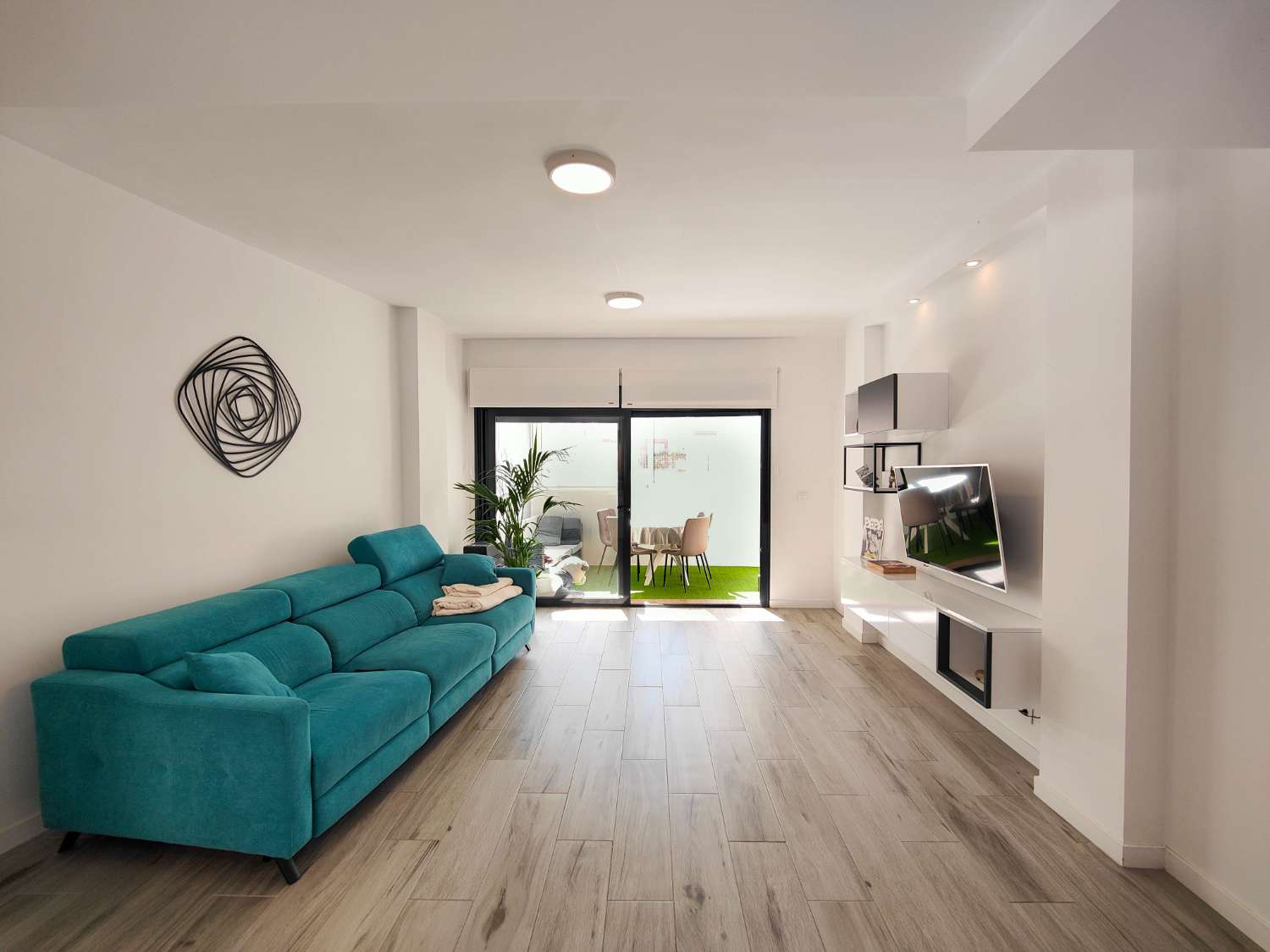 APARTAMENTO MODERNO EN PLANTA BAJA CON GRAN JARDÍN PRIVADO Y GARAJE CERRADO EN