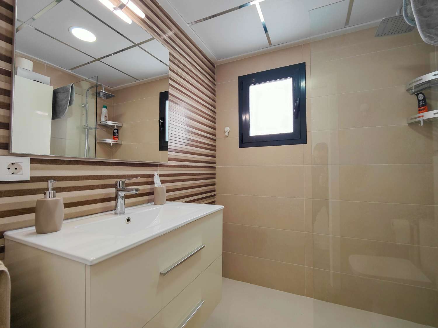 APARTAMENTO MODERNO EN PLANTA BAJA CON GRAN JARDÍN PRIVADO Y GARAJE CERRADO EN