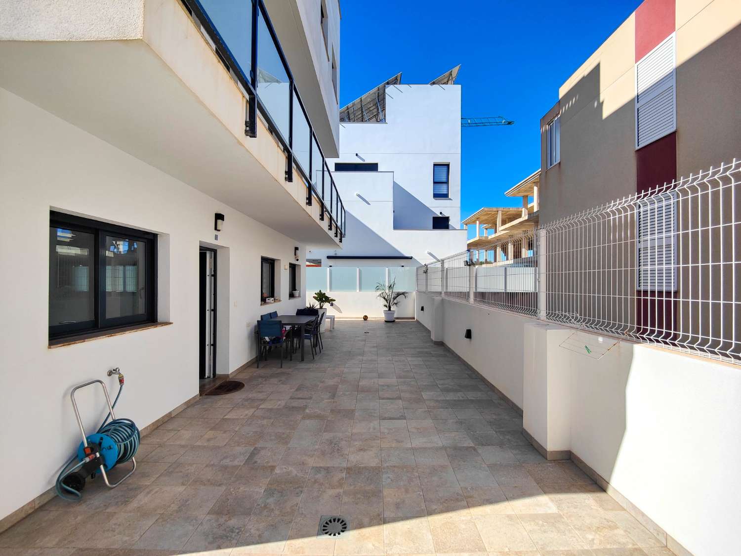 APARTAMENTO MODERNO EN PLANTA BAJA CON GRAN JARDÍN PRIVADO Y GARAJE CERRADO EN