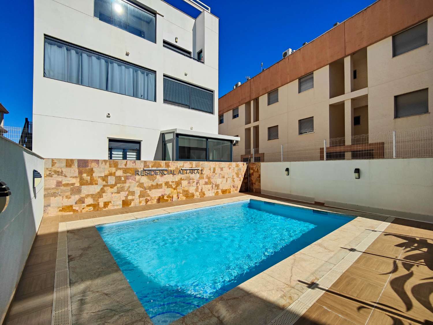 APARTAMENTO MODERNO EN PLANTA BAJA CON GRAN JARDÍN PRIVADO Y GARAJE CERRADO EN