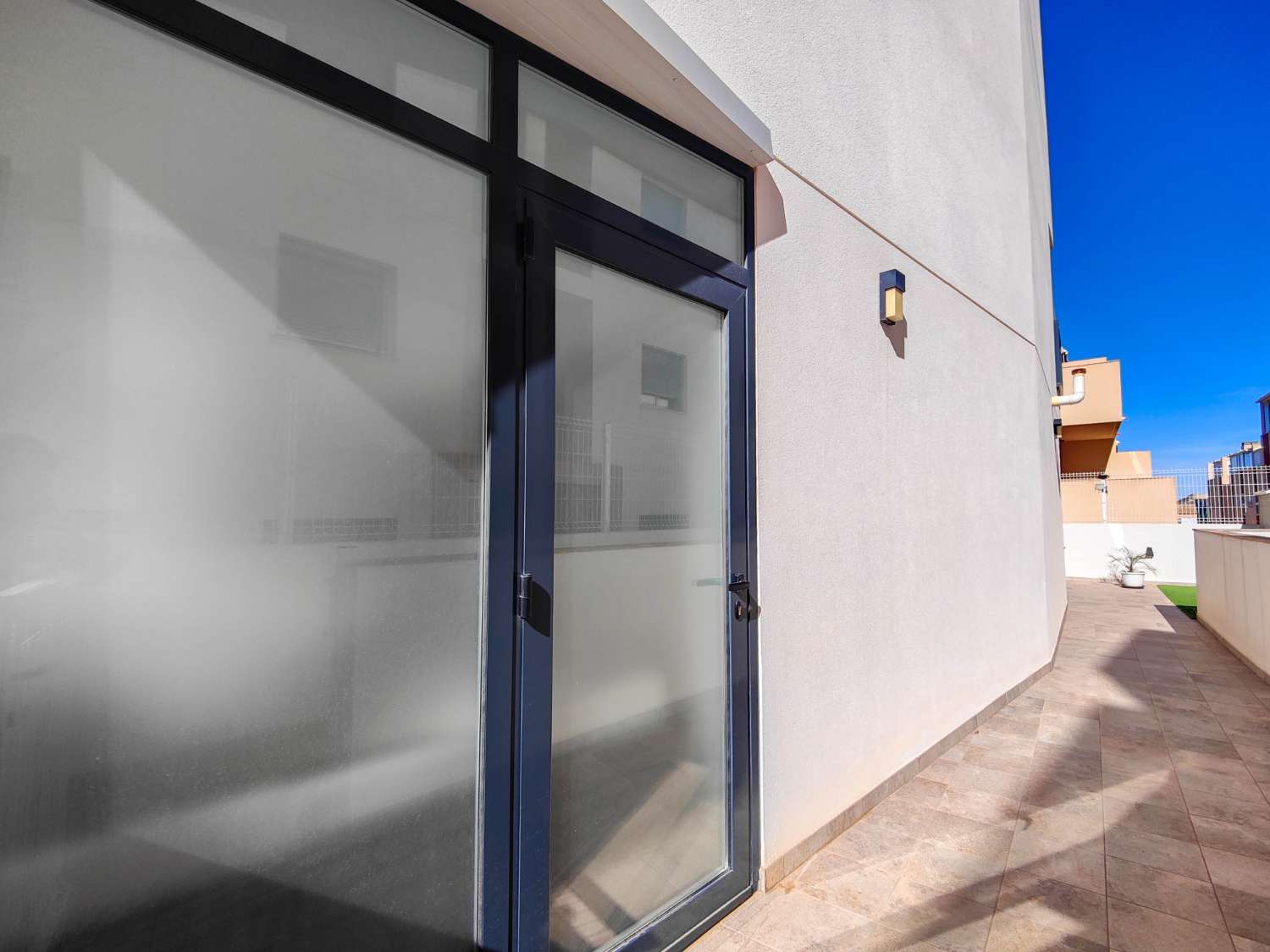 APARTAMENTO MODERNO EN PLANTA BAJA CON GRAN JARDÍN PRIVADO Y GARAJE CERRADO EN