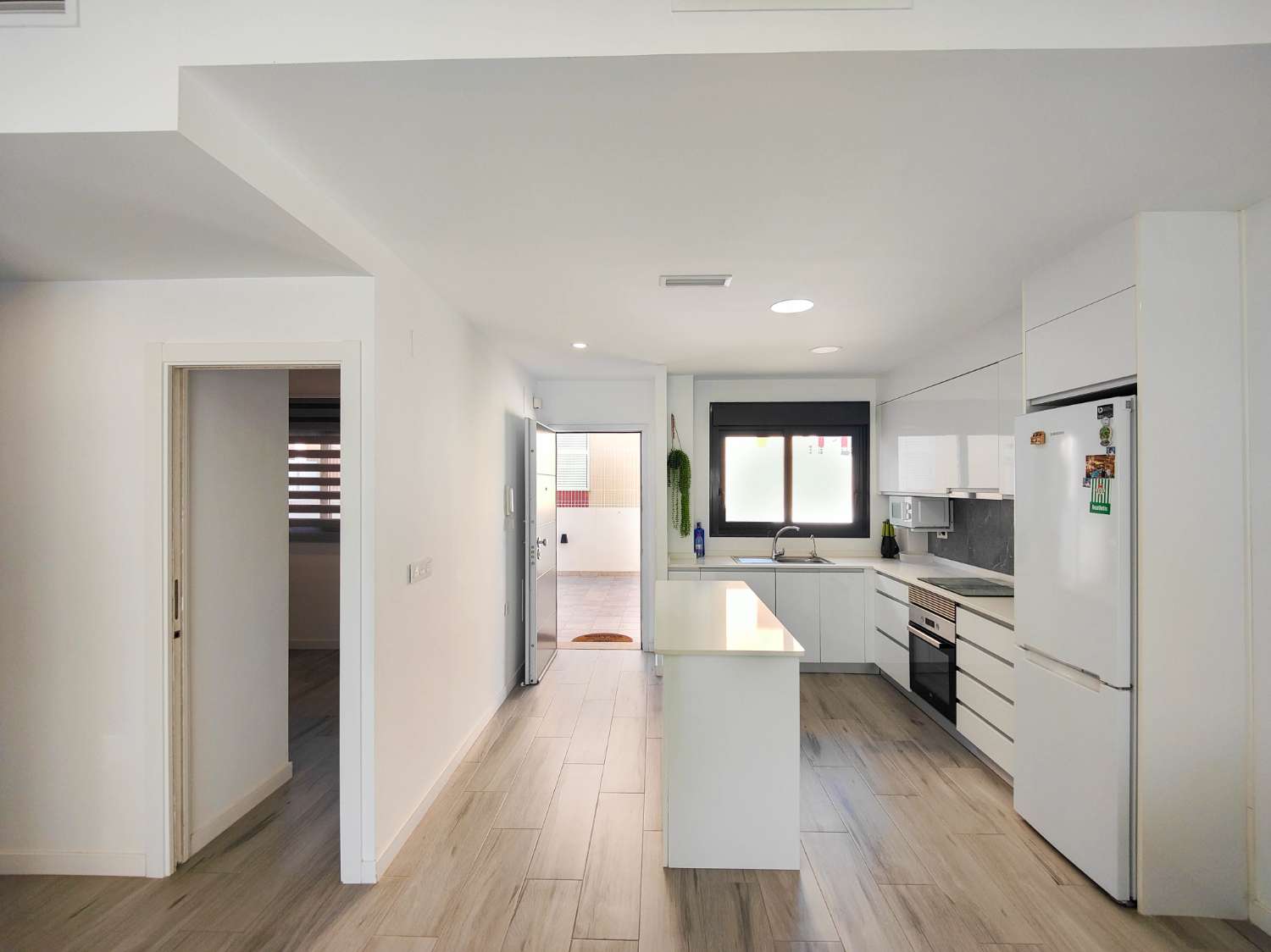 APARTAMENTO MODERNO EN PLANTA BAJA CON GRAN JARDÍN PRIVADO Y GARAJE CERRADO EN