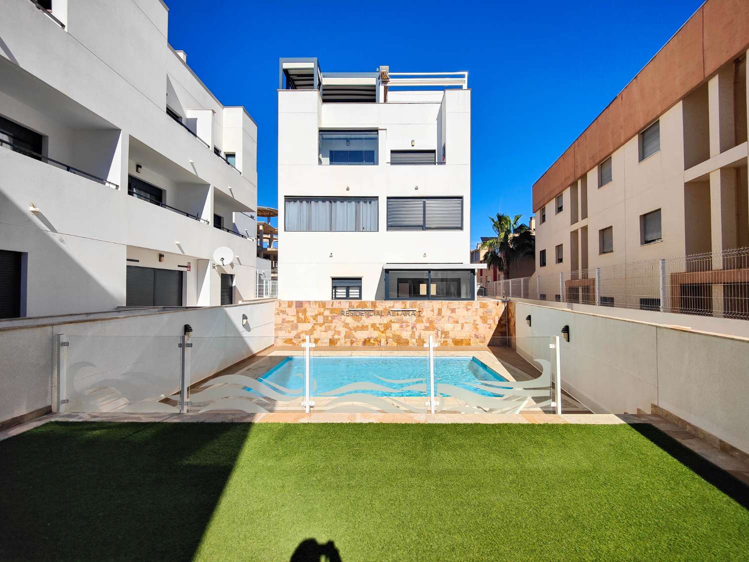 APARTAMENTO MODERNO EN PLANTA BAJA CON GRAN JARDÍN PRIVADO Y GARAJE CERRADO EN