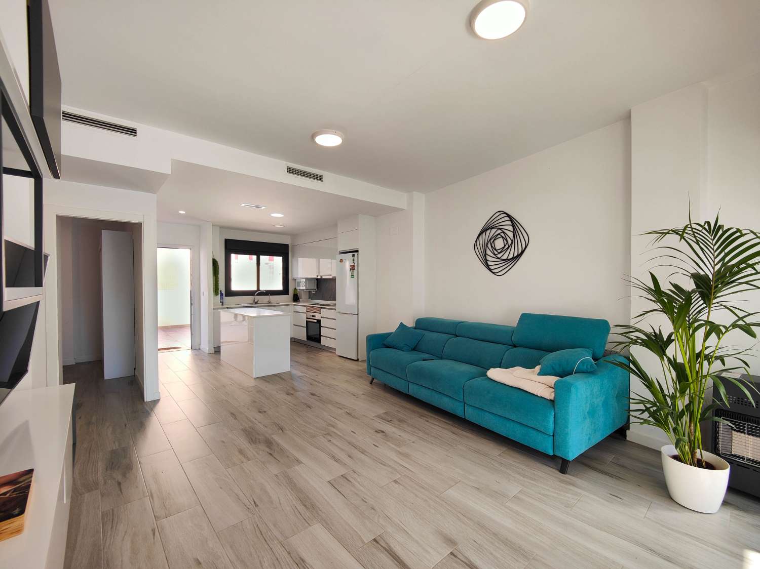 APARTAMENTO MODERNO EN PLANTA BAJA CON GRAN JARDÍN PRIVADO Y GARAJE CERRADO EN